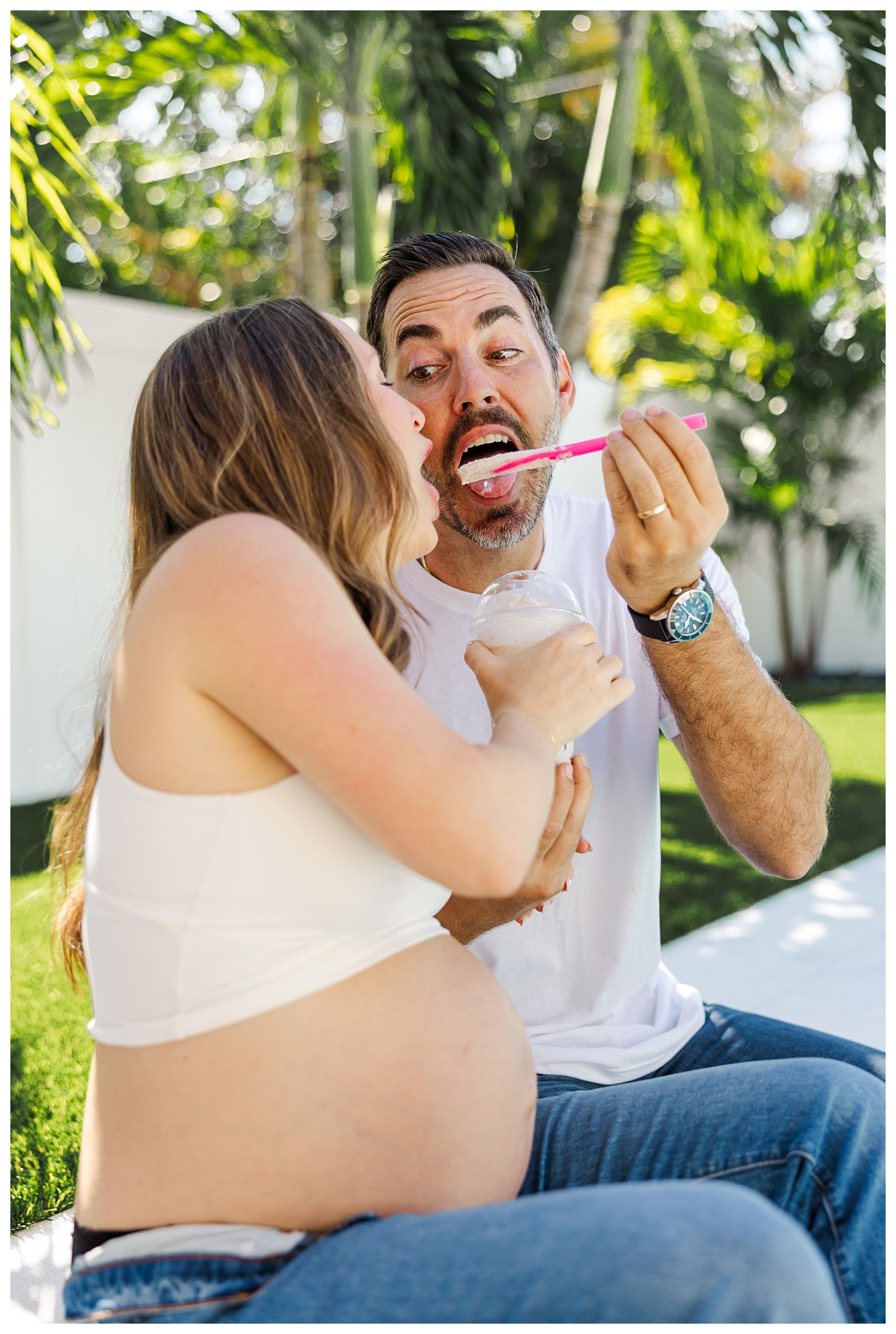 At home maternity session by the pool. Maternity poses and inspo